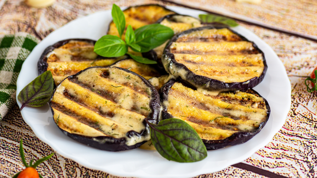 30 receitas com berinjela para aproveitar todos os benefícios e sabores que esse ingrediente tem a oferecer