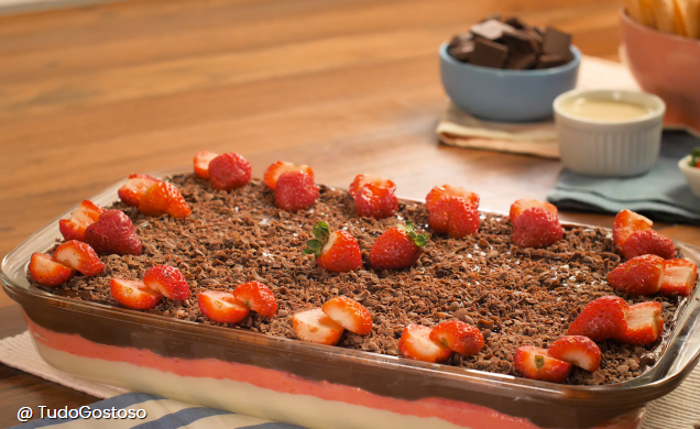 Pavê napolitano é feito com três camadas de creme com sabores diferentes. (créditos:TudoGostoso)