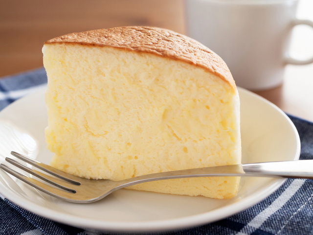 A gente quer ver você resistir uma fatia desse maravilhoso bolo cheesecake nuvem! (Créditos: Shutterstock)