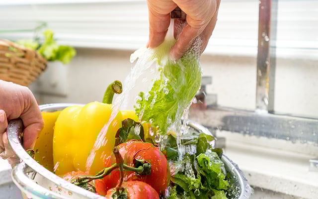 Pouca gente percebe, mas esse hábito comum ao lavar folhas pode fazer você perder tempo e estragar os vegetais