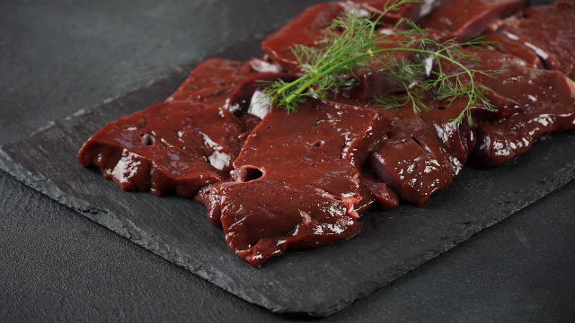O guia definitivo do fígado bovino: como limpar, temperar e preparar do melhor jeito