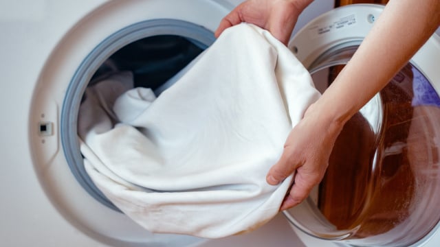 Uma xícara desse ingrediente vai deixar suas roupas brancas como novas, mas é preciso usar do jeito certo
