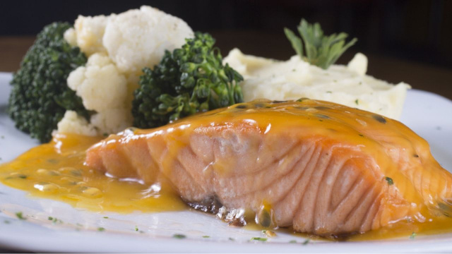 Você vai se sentir um verdadeiro chef de restaurante quando fizer esse salmão com molho de maracujá (Créditos: TudoGostoso)