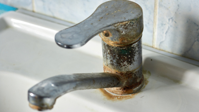 Nem vinagre, nem limão: o truque dos especialistas para se livrar rapidamente do calcário nas torneiras