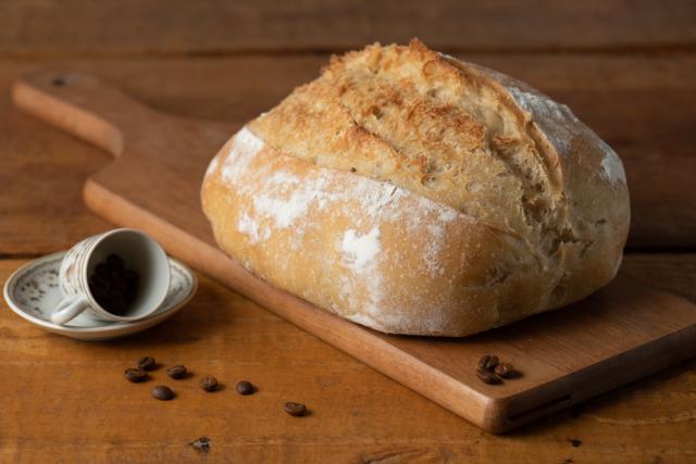 Pão caseiro com só 4 ingredientes e sem sovar parece mágica, mas não é: agora tenho pão fresquinho igual de padaria todo dia!
