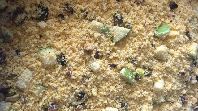 Farofa com pistache e maçã-verde com casca feita com farofa de milho já temperada (Créditos: TudoGostoso/Sandra dos Santos)