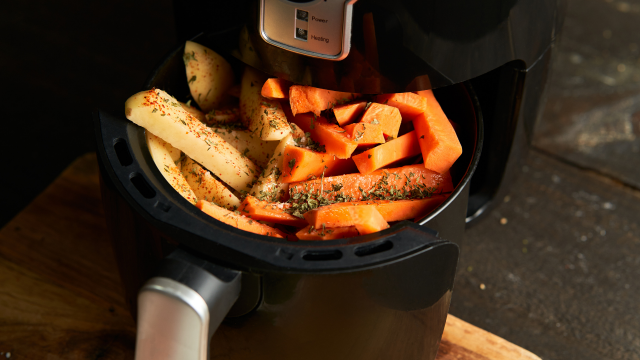 Você sabe como escolher a Air Fryer certa para a sua cozinha? Veja as diferenças entre a fritadeira convencional e a Oven