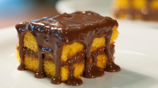 A calda perfeita para bolo de cenoura: brilhante, grossa e bem chocolatuda