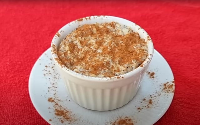 Café da manhã com aveia e chia que aprendi com uma nutricionista: troquei o pão por essa receita cheia de benefícios para a saúde