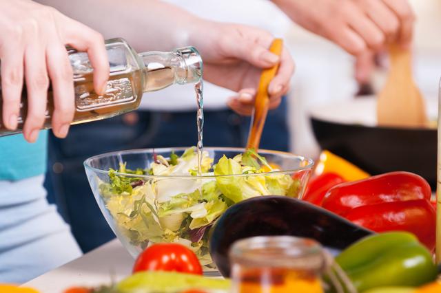 Vinagre além da limpeza: aprenda como usá-lo na comida para deixá-la ainda mais gostosa!