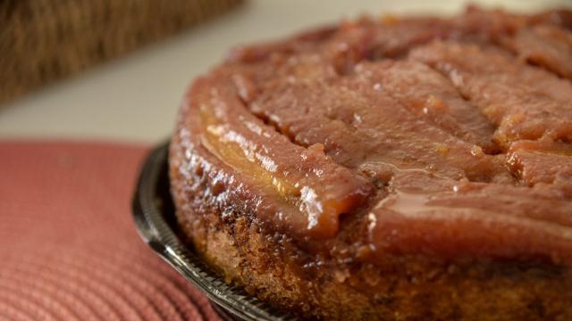 Veja como fazer um bolo molhadinho de banana rápido e com uma cobertura deliciosamente fácil de fazer e de comer