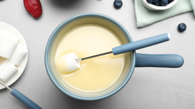 Chegou o inverno e esse fondue de leite Ninho vai fazer o maior sucesso nas noites frias