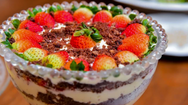 Pavê de chocolate com morango. (créditos: TudoGostoso)