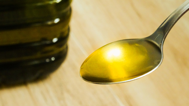 Beber azeite em jejum de manhã funciona? Descubra quais podem ser os benefícios e o cuidado com o consumo