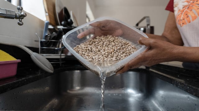 Adicionar uma colher de vinagre à água do remolho ao preparar o feijão: para que serve e por que é recomendado