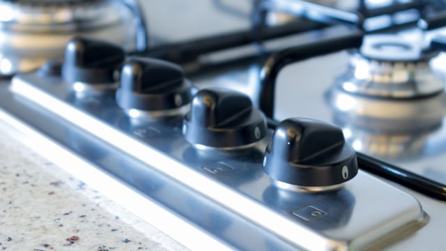 Como limpar os botões do fogão e remover gordura incrustada com uma solução caseira
