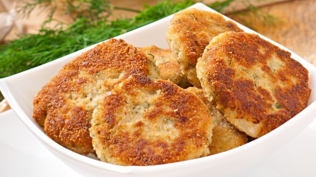 Bolinho de repolho crocante e fácil. (créditos: Freepik)