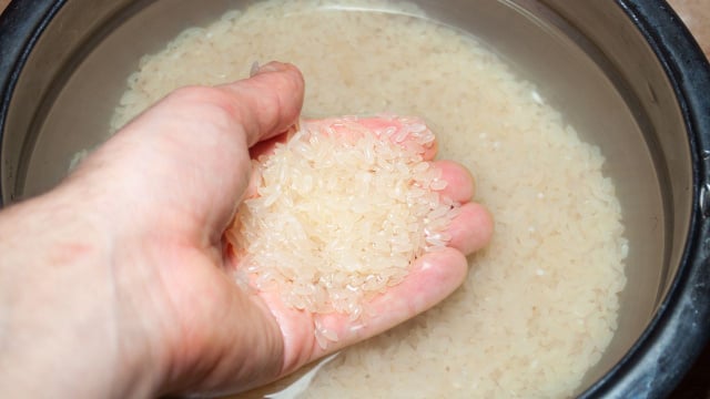 Estudo coloca fim a um debate antigo: é preciso lavar o arroz ou não antes de cozinhar? A resposta não é o que você espera