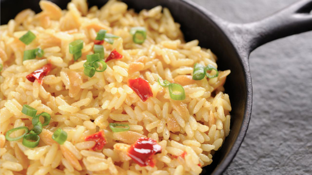 Adeus arroz branco simples: você vai se apaixonar por esse arroz pilaf temperado e aromático