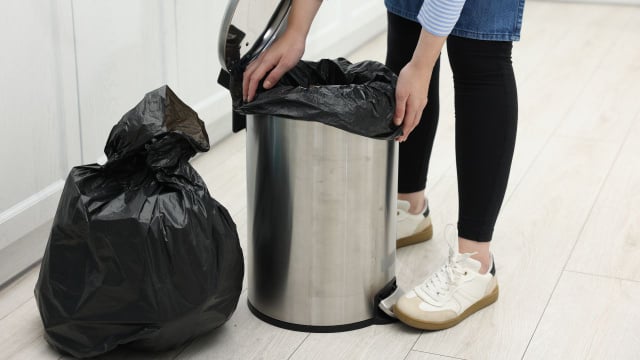 O uso de sacos mais resistentes pode evitar rasgos e vazamentos inconvenientes no dia a dia doméstico (Créditos: Shutterstock)
