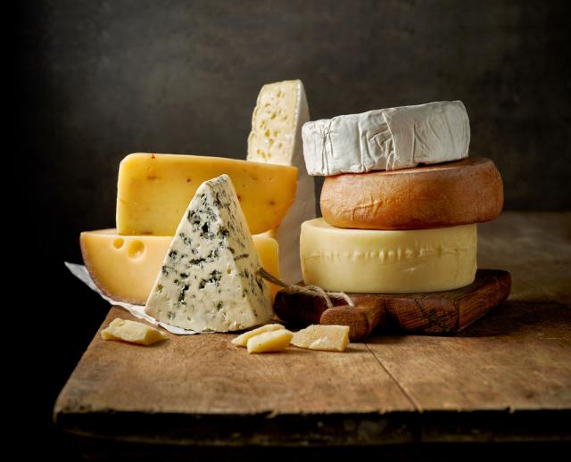 Você sabe qual a diferença entre o queijo de leite cru e o de leite pasteurizado?