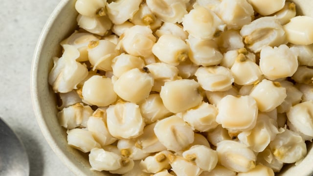 Milho branco vira sobremesa com toque crocante de amendoim torrado. (Foto: Shutterstock)