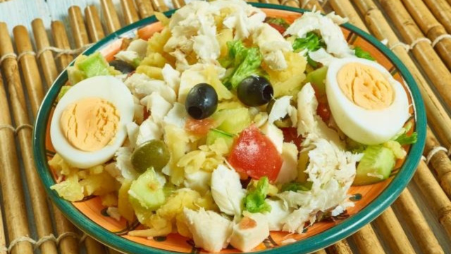 Essa salada vai trazer frescor para a sua mesa! (Créditos: Shutterstock)