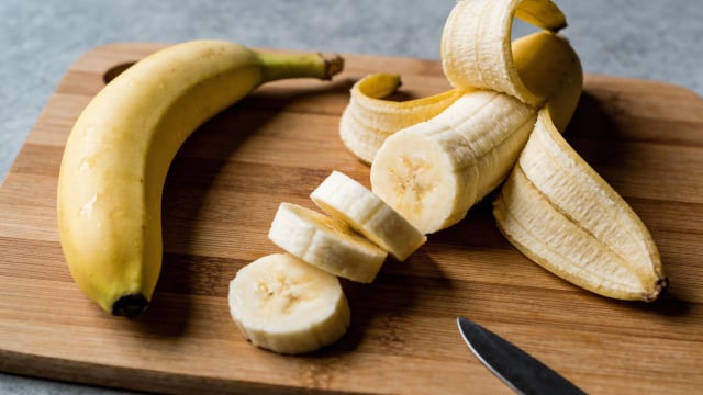 A banana pode ser consumida pura ou em preparos leves, como vitaminas e mingaus (Créditos: Shutterstock)