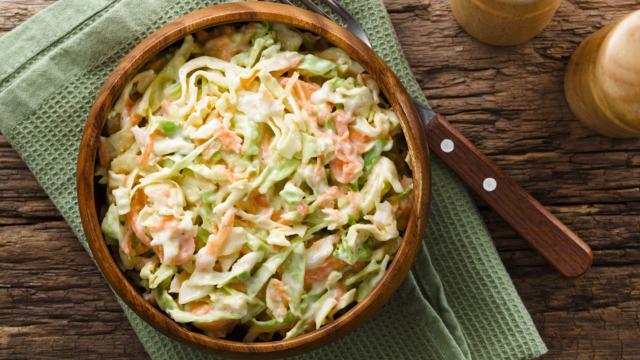  Essa salada de repolho com abacaxi deixa qualquer ceia refrescante. (Créditos: TudoGostoso)