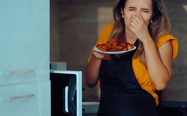 O cheiro de comida no micro-ondas ficou para trás: aqueça esses 3 ingredientes por 3 minutos e acabe com o odor de uma vez por todas