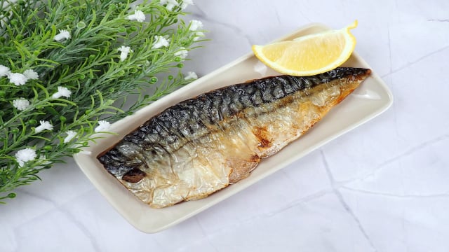 Experimente adicionar esses dois ingredientes antes de grelhar a cavala: truque do TudoGostoso faz cheiro de peixe desaparecer completamente e a textura fica crocante