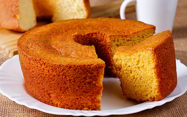 Desde que me mudei para roça, minha vizinha faz esse bolo de fubá simples todo final de semana e eu não consigo comer só um pedaço