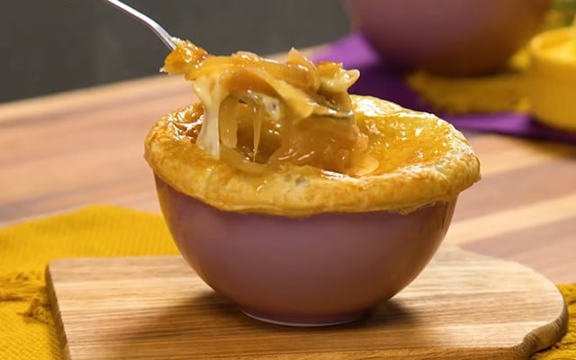 Essa sopa de cebola com massa folhada do TudoGostoso virou meu jantar favorito nos dias frios: cremosa, quentinha e com gosto de abraço