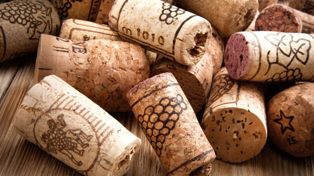 Por que as pessoas estão colocando uma rolha de vinho dentro do forno desligado?