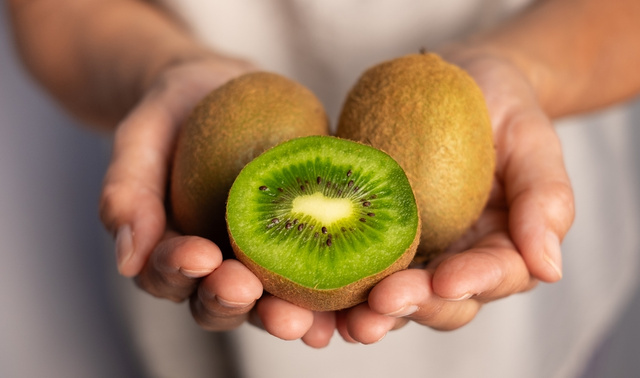 Adeus noites mal dormidas: pesquisa revela que comer kiwi antes de dormir pode ajudar a pegar no sono mais rápido