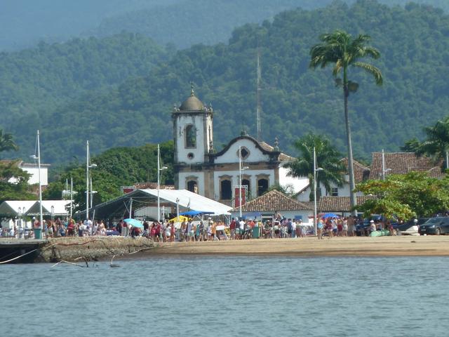 Paraty fica mais animada durante eventos, mas pode atrapalhar os viajantes que querem mais tranquilidade (Créditos: Paula Araripe/TudoGostoso)