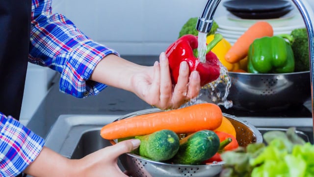 O que evitar ao lavar frutas e verduras para não prejudicar sua saúde e garantir uma higienização correta