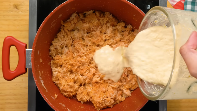 Despeje o creme na panela com o frango refogado. (Créditos: TudoGostoso/ reprodução Youtube)