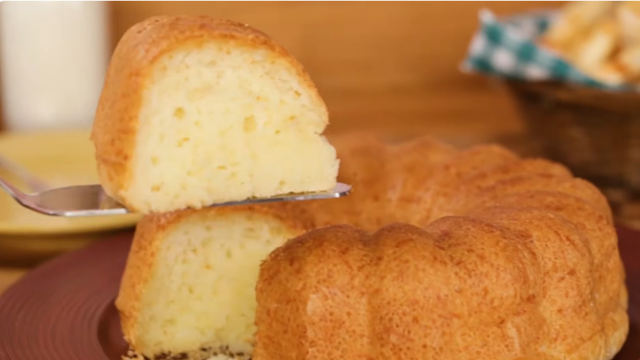 Esse bolo pão de queijo do TudoGostoso fica incrivelmente fofinho e não sola de jeito nenhum