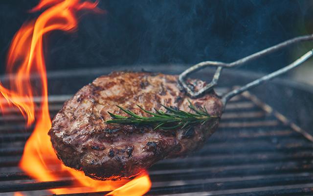 Nem cerveja, nem leite: o suco dessa fruta deixa a carne macia e suculenta como a de um churrasco profissional