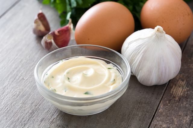 Aioli é muito mais que uma maionese de luxo: o molho cremoso dá um toque de chef aos pratos; veja como fazer