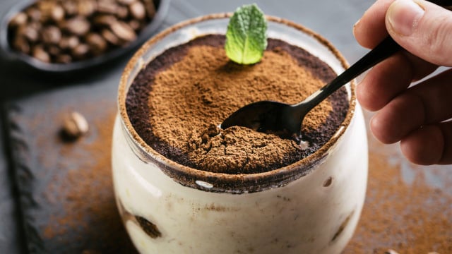 A sobremesa 4 xícaras lembra um tiramisu (Créditos: Canva)