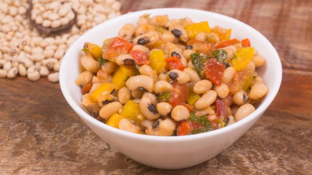 A salada de feijão fradinho simples é prática e deliciosa. (Créditos: TudoGostoso)