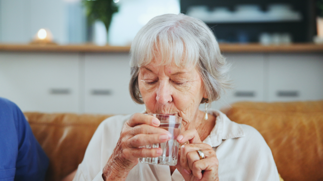 O número varia de acordo com a idade: aqui está a quantidade de água que as pessoas com mais de 55 anos devem beber por dia
