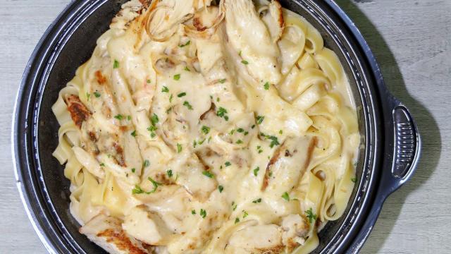 Fácil, rápido e muito delicioso para o almoço de domingo: macarrão cremoso com isca de frango (ou carne!) simples de fazer e delicioso