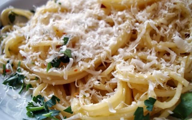 Um espaguete gostoso e com uma pimentinha deliciosa (Créditos: Clau/TudoGostoso)