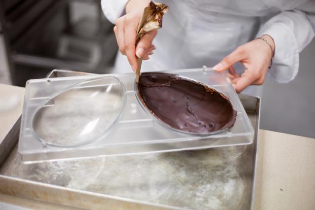 Ovo de Páscoa caseiro sem desperdício: com essa dica para tirar rebarba de chocolate da forma sem erro consigo aproveitar todo o ingrediente