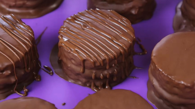 Há 8 anos eu vendia esse pão de mel para uma renda extra e até hoje me pedem a receita: é fácil e fica fofinho, saboroso e desmancha na boca