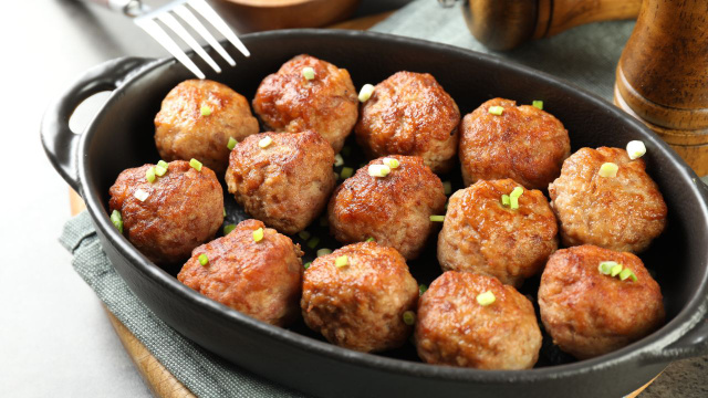 Patinho caro não é problema aqui em casa: compro filé mignon suíno para fazer as melhores almôndegas da vida (são suculentas, saborosas e bem levinhas!)