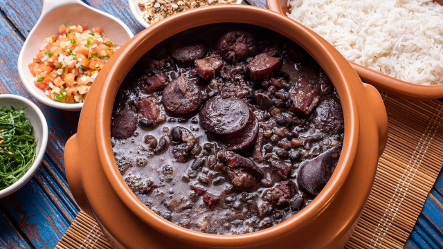 FEIJOADA DE OGUM: o que é, qual feijão usar e como fazer o prato que traz felicidade e une pessoas